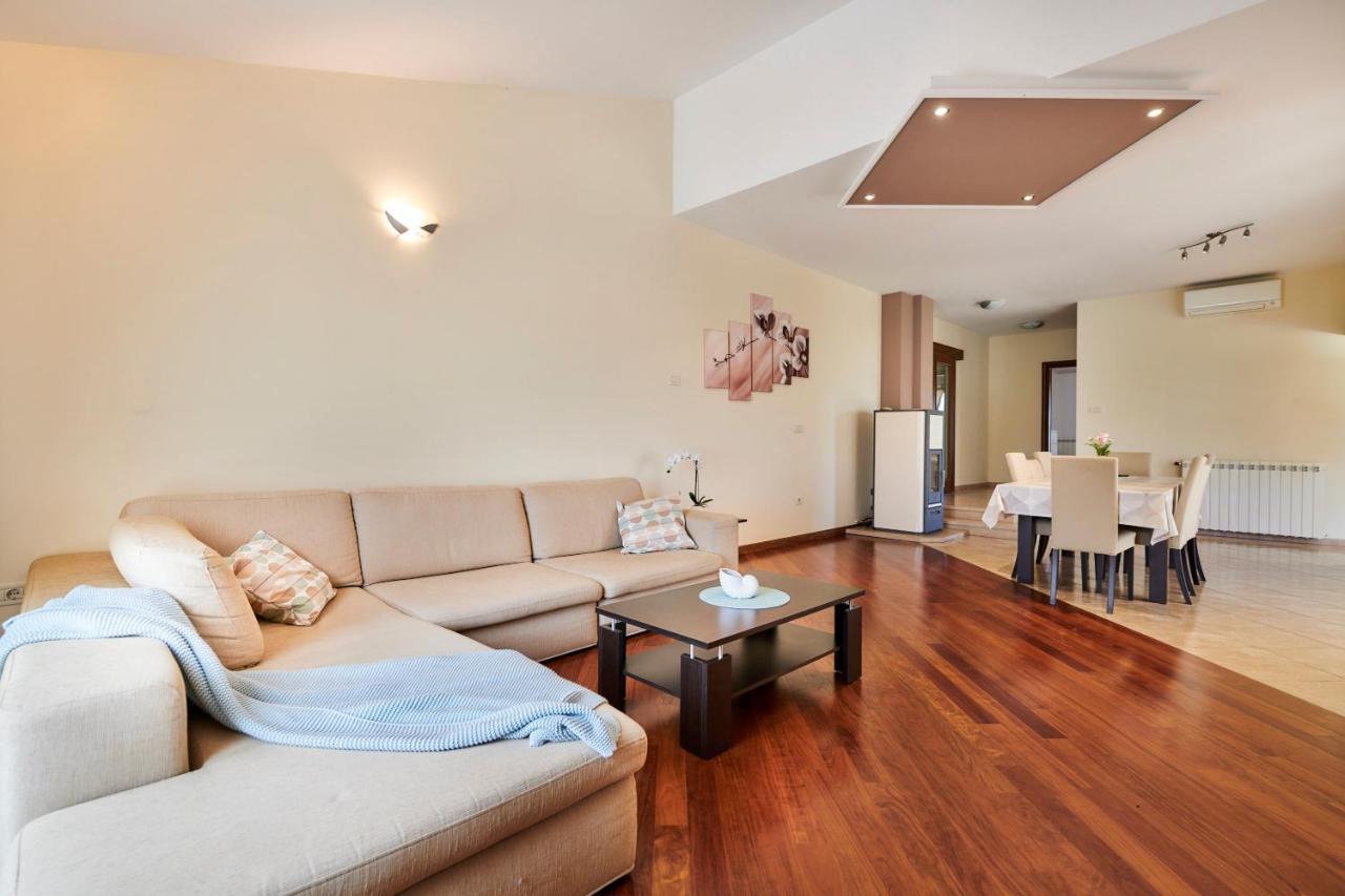 Villa Bartona For 8 Persons With Private Swimmingpool Pula Exterior photo
