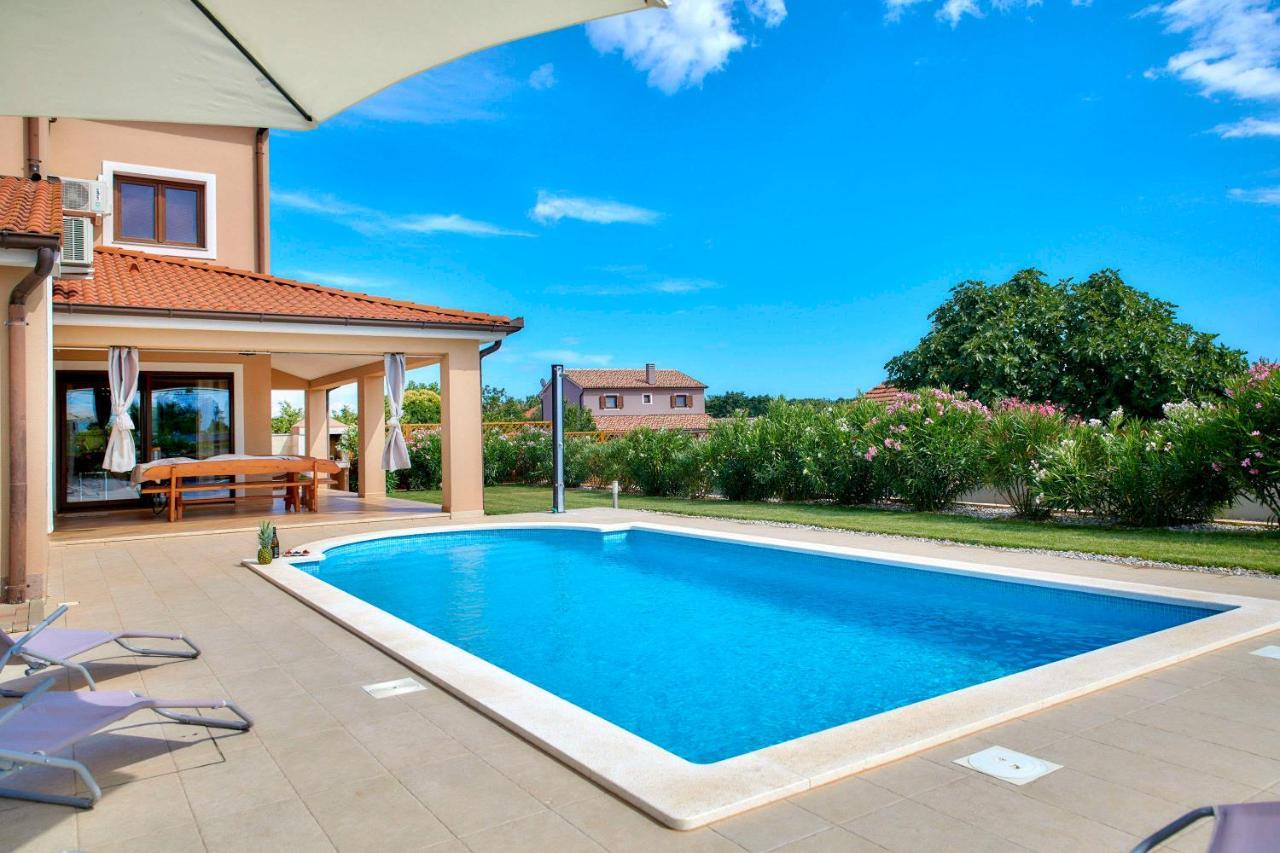 Villa Bartona For 8 Persons With Private Swimmingpool Pula Exterior photo